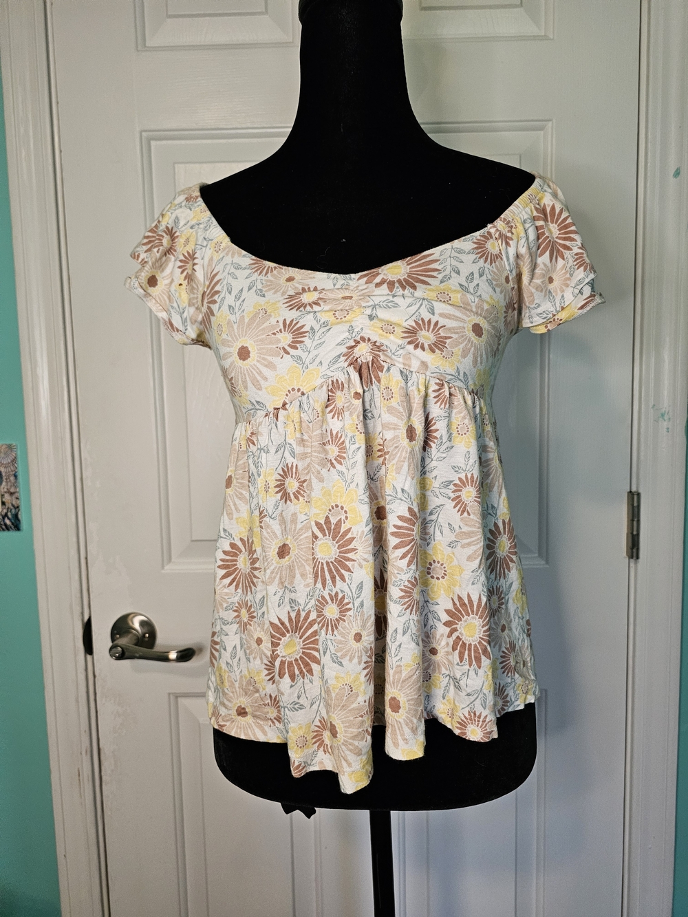 SO Floral Scoop-Neck Top in Cream and Yellow Junior's Size S